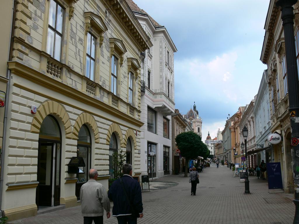 Sunny City Center Печ Экстерьер фото